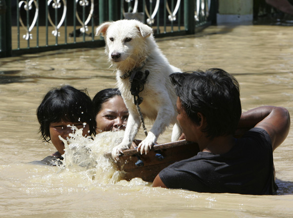 Typhoon batters Philippines