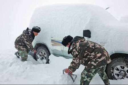 Stranded in heavy snow at Qomolangma