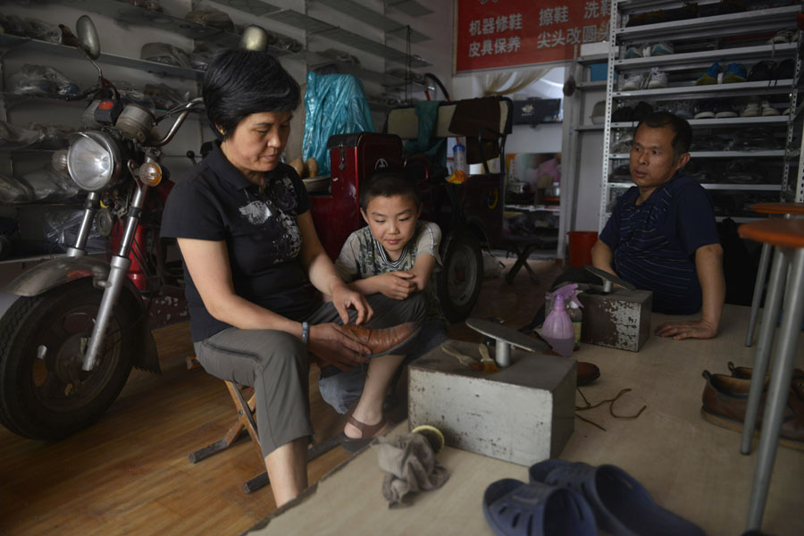 Shandong cobbler maintains happy life despite obstacles