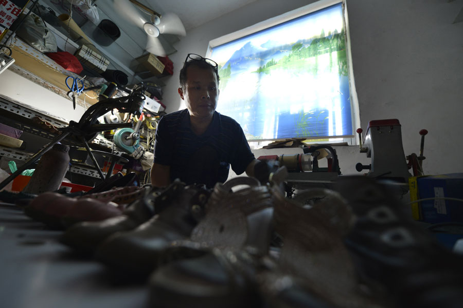 Shandong cobbler maintains happy life despite obstacles