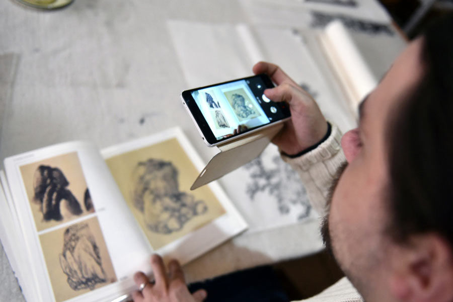 Frenchman engrossed by Dongyang wood carving