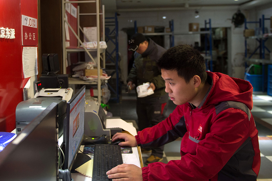 Family visit lifts spirits of Spring Festival worker