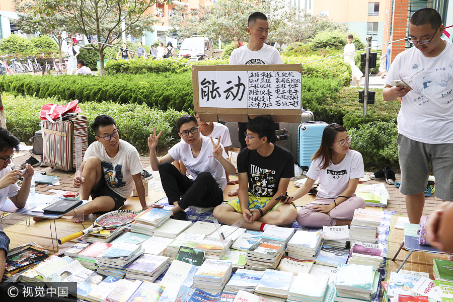 University flea markets popular during graduation season