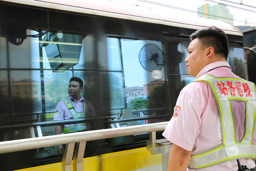 Working up a sweat: Outdoor workers endure heat wave