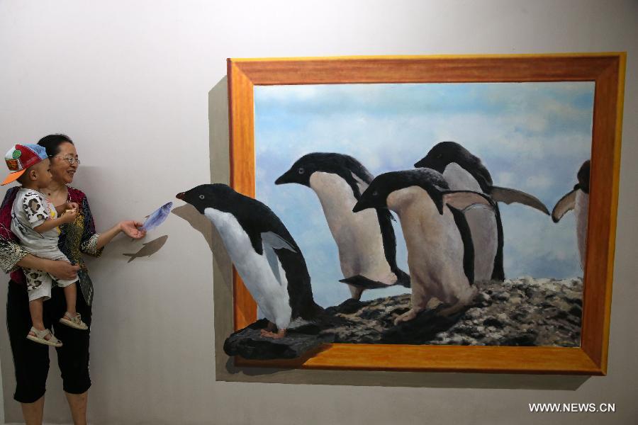 Visitors have fun in Xi'an's 3D painting expo