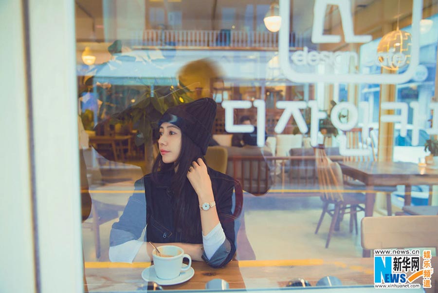 Actress Gao Yuanyuan on the streets of Seoul