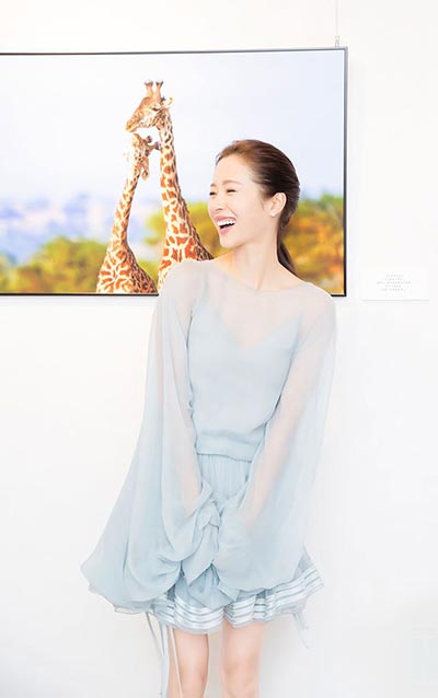 Actress Jiang Yiyan's photo exhibition wows fans in Shanghai