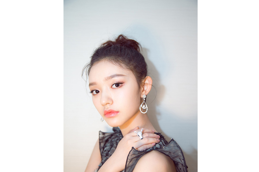 Actress Lin Yun releases fashion photos