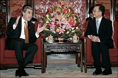 US Commerce Secretary Carlos Gutierrez(L) talks with China's Premier Wen Jiabao during a meeting in Beijing. Rampant Chinese theft of US intellectual property rights is weakening American support for a deeper trade relationship between the two giants, Gutierrez warned.(AFP