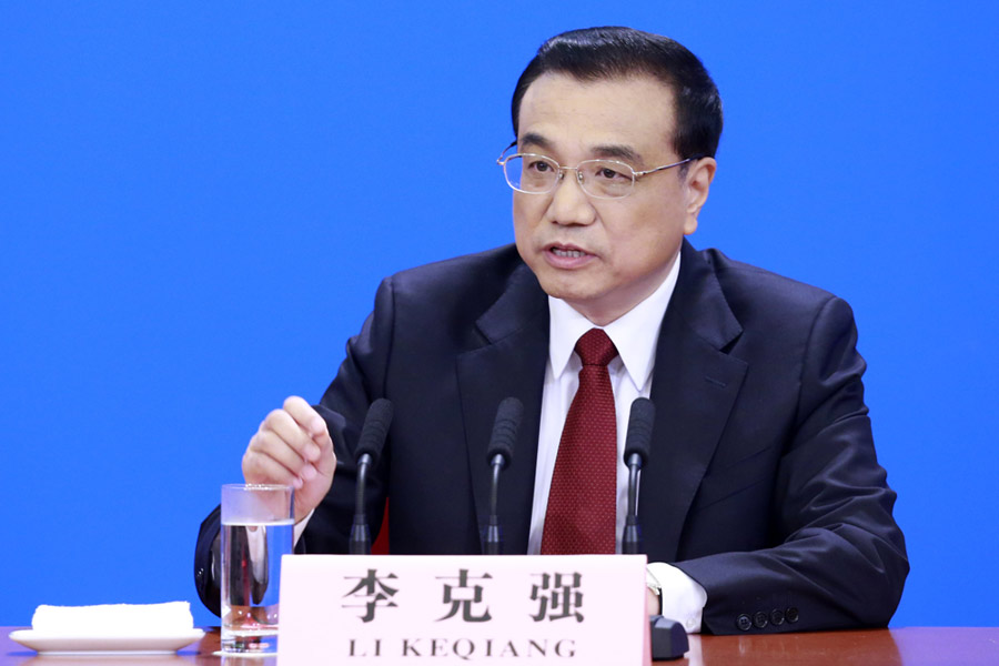 Premier Li Keqiang meets press