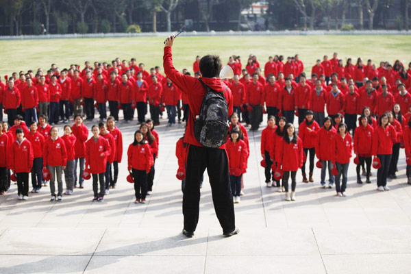 Fudan students stand to create CPC emblem