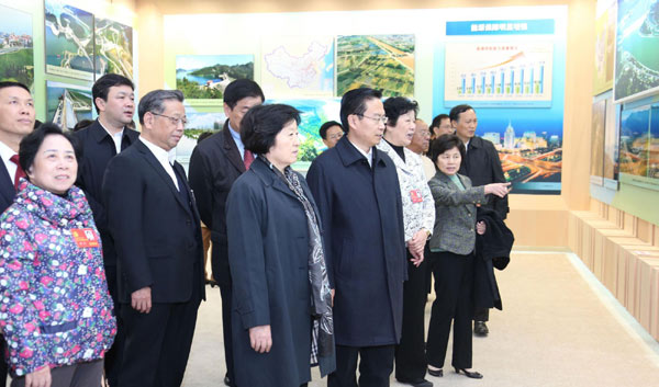 Delegates visit photo exhibition on achievements