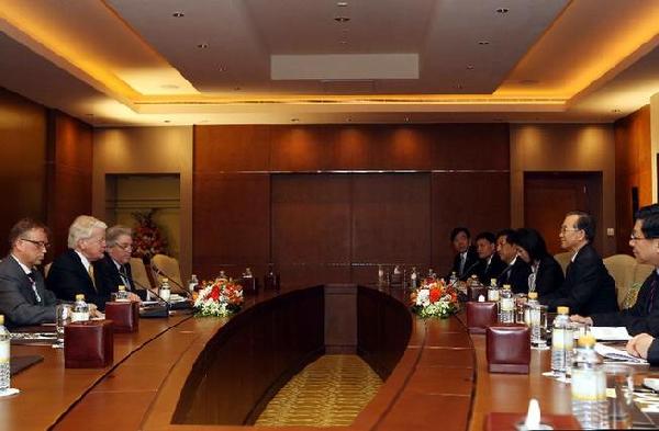 Premier Wen meets Iceland President in Abu Dhabi