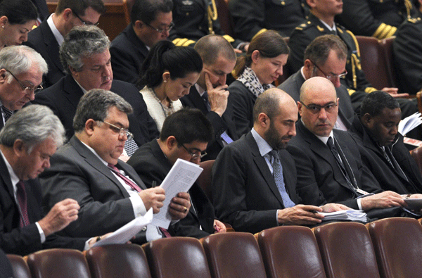 Photo: NPC deputies concentrate on work report