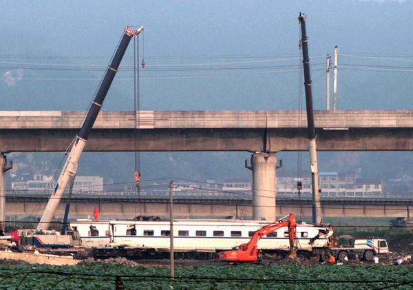 Train wreckage dismantled for probe