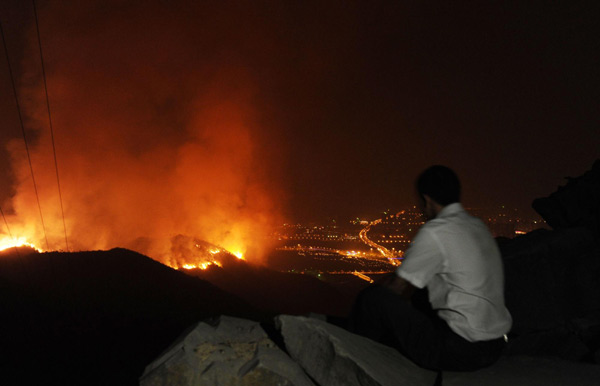 2,400 firefighters battling forest fire