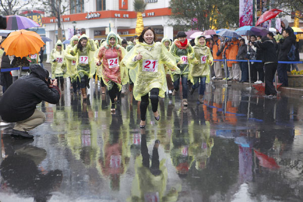 High-heels race for Women's Day