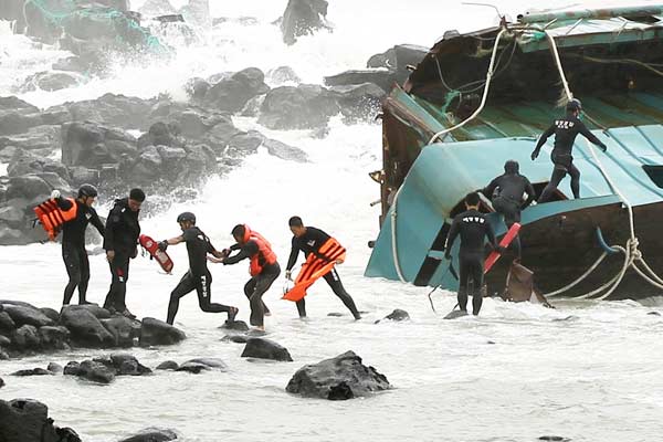 Typhoon kills Chinese fishermen off ROK coast