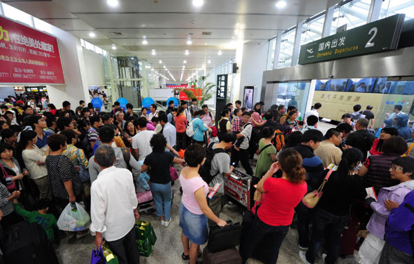 Typhoon Son-Tinh brings gales, rains to Hainan