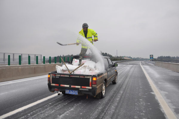 Snow, icy rain freeze south, east China