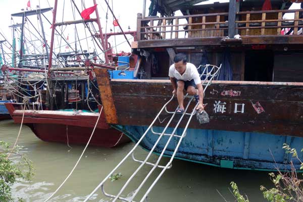 Tropical storm bulks up for touchdown