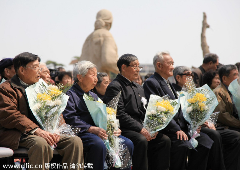 Citizens honor Nanjing Massacre victims