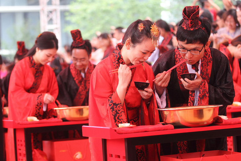 Alibaba staff hold group wedding