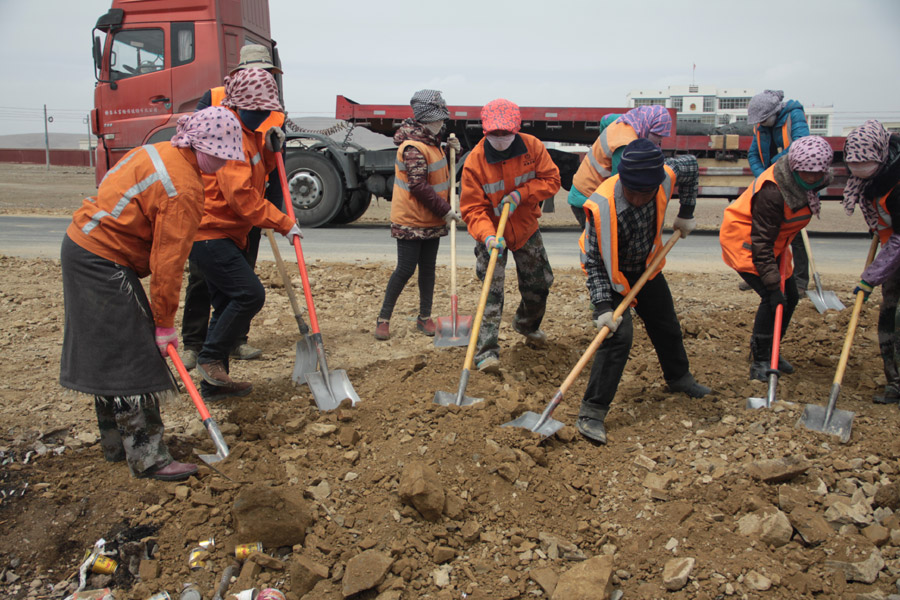 Life of highway maintenance workers on Qinghai-Tibet Plateau