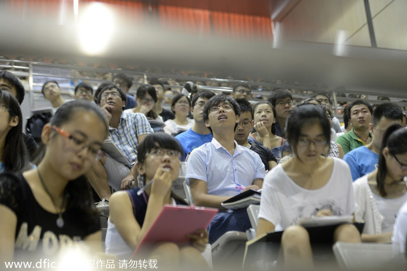 3,500 attend lecture at gym for graduate schools