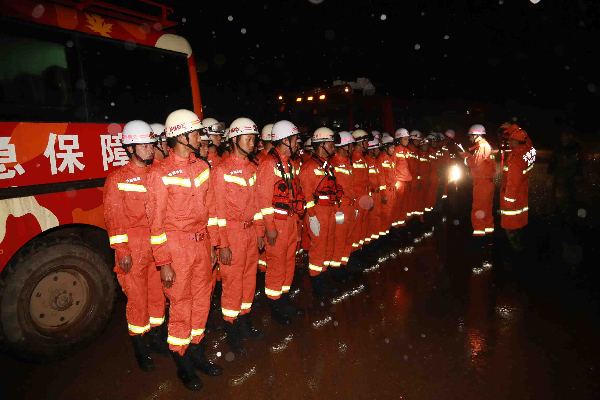 Rescuers race against time after SW China quake