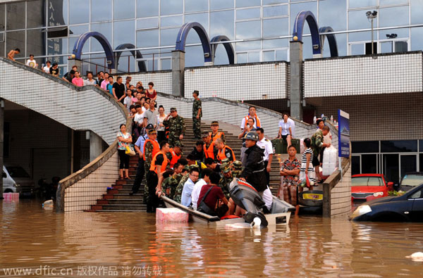 Emergency rescue in flood stricken E China