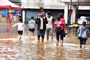 Emergency rescue in flood stricken E China