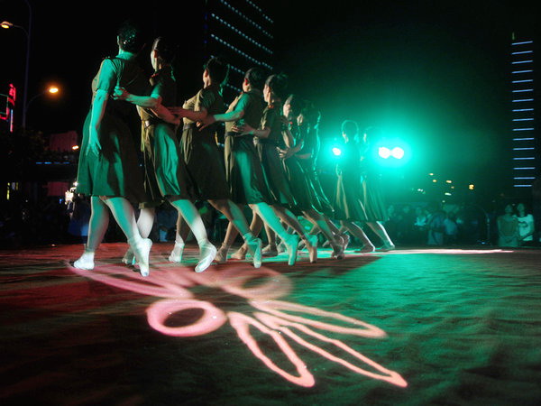 Middle-aged men join in square dancing trend