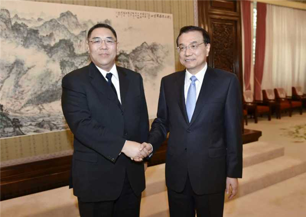 Chinese premier meets HK, Macao chief executives