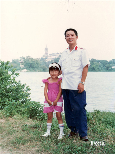 Father and daughter take same photo for 35 years