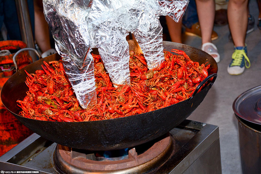 Excavator helps fry up crayfish for food festival