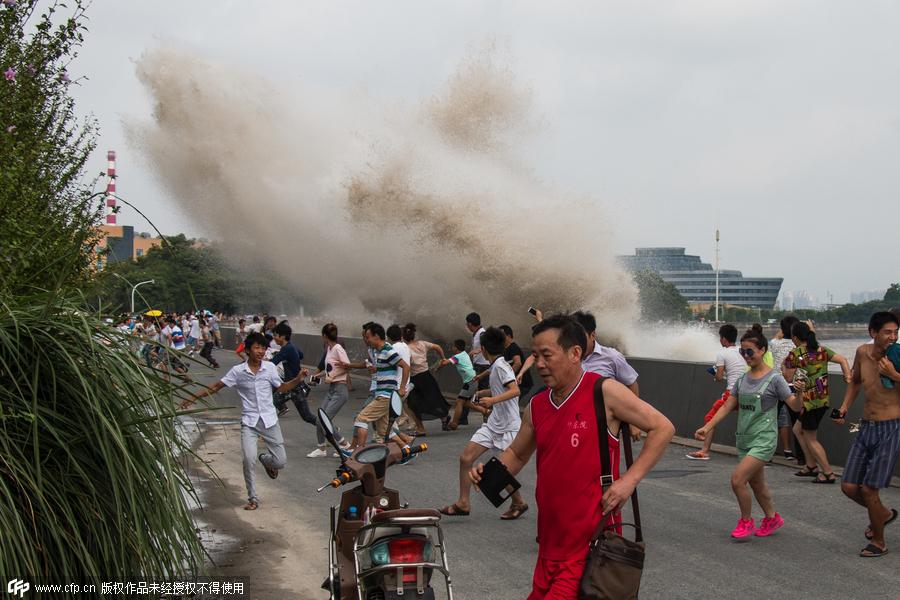 Visitors view soaring tide of Qiantang River