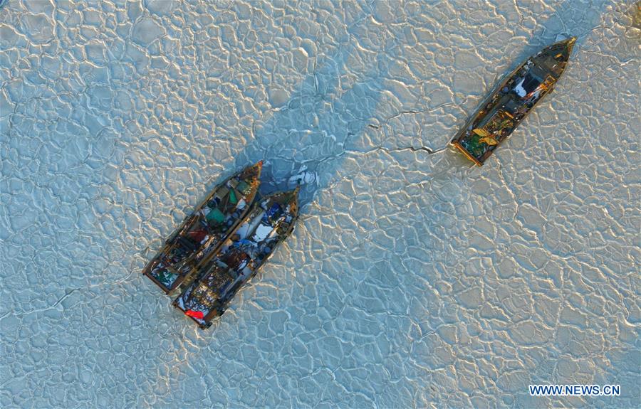 Sea ice traps boats as cold wave sweeps across East China