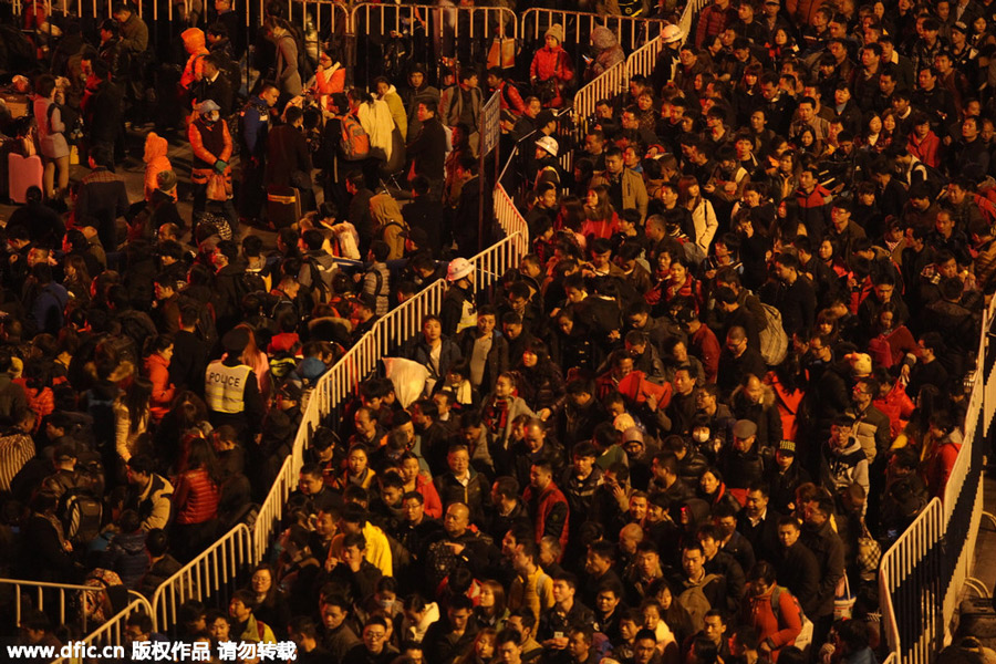 Thousands of stranded travelers queue to enter Guangzhou Railway Station