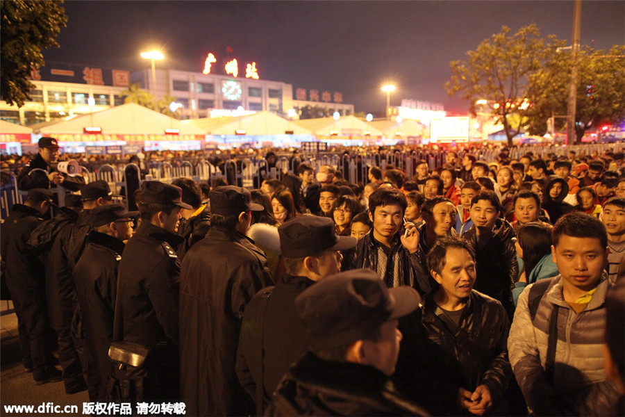 Thousands of stranded travelers queue to enter Guangzhou Railway Station