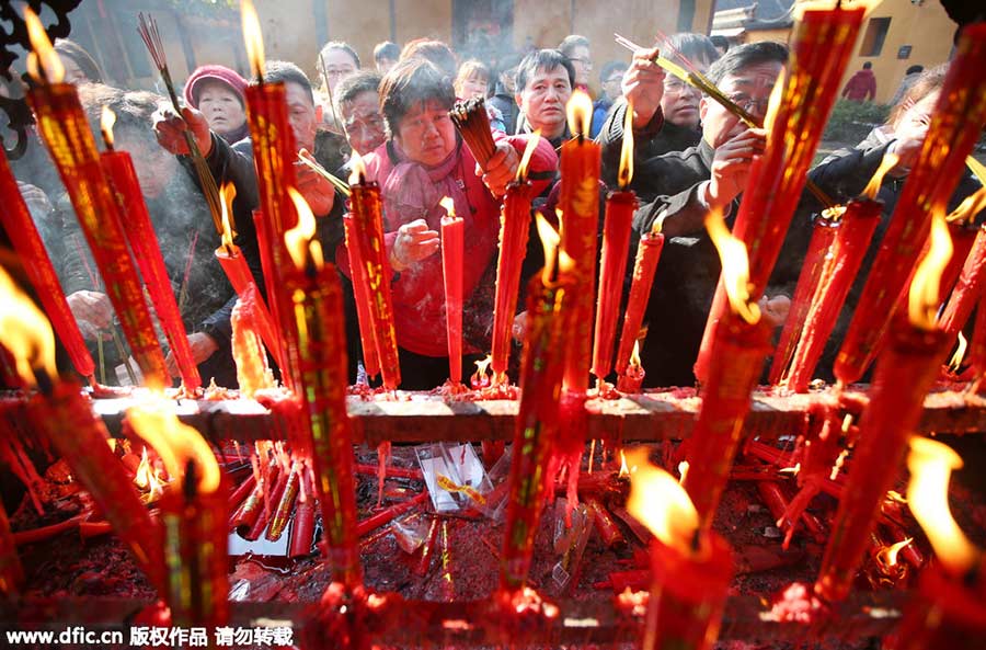 Chinese temples flooded with new year prayers, including foreigners