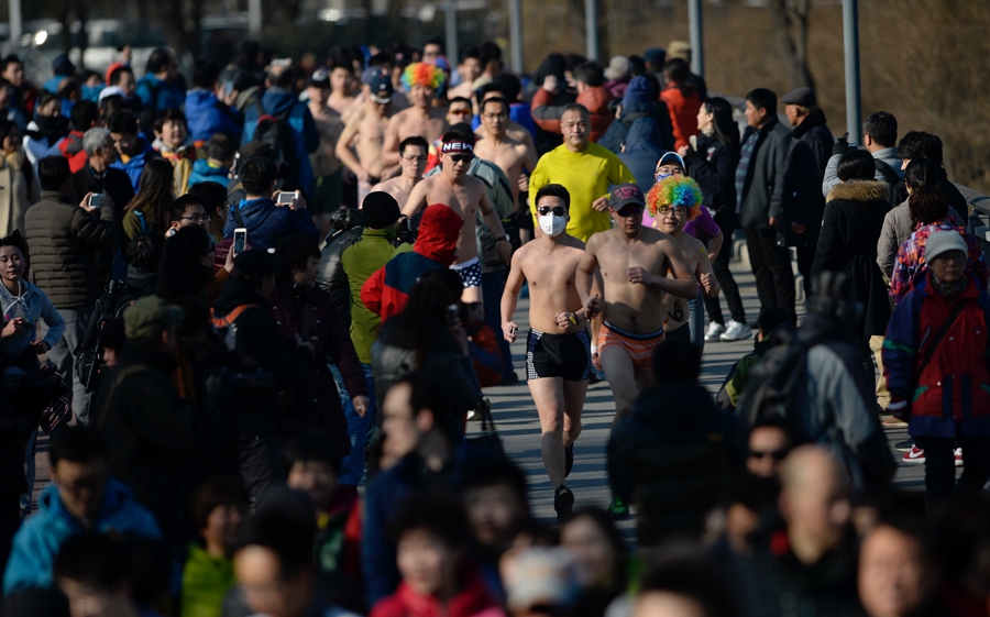 Runners take part in Beijing 'naked run'