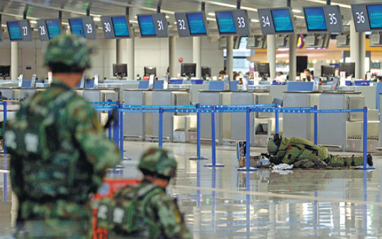 Homemade bombs hurt four at Shanghai airport