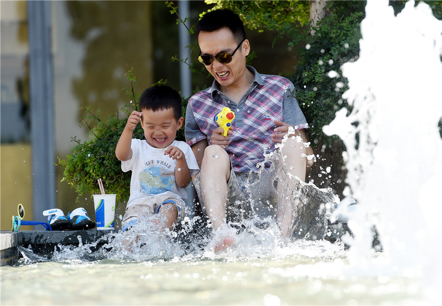 Scorching heat strikes cities around China