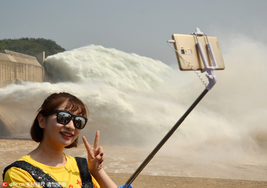 Natural power of Yellow River thrills tourists