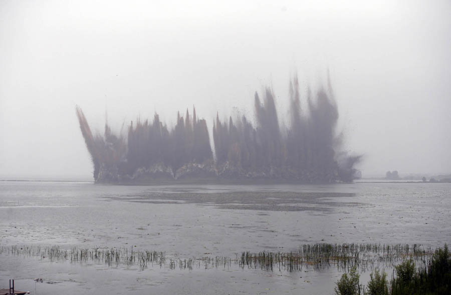 Hubei blows up dike to disperse floodwater