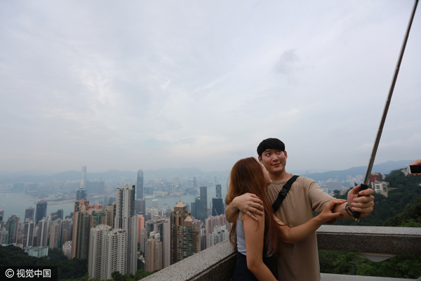 HK tries to win back hearts of mainland tourists in holiday week