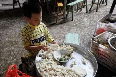 8-year-old boy makes 10,000 wontons a day in Jiangxi