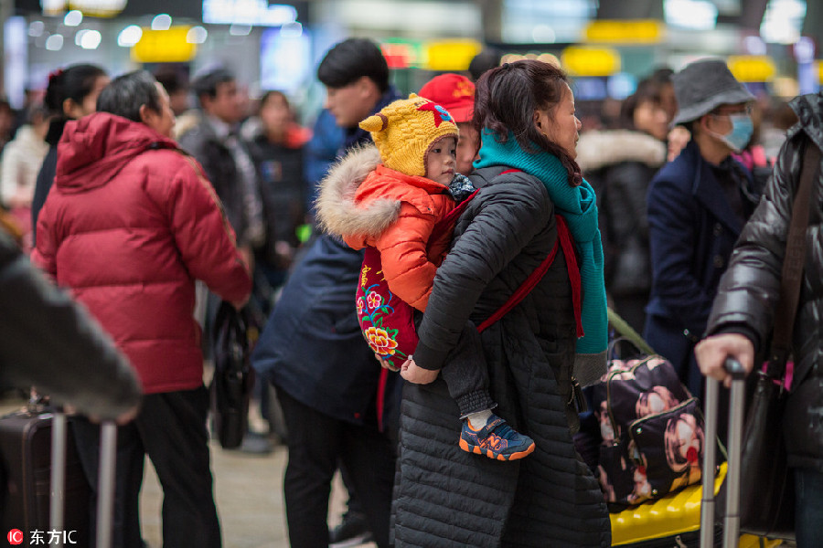 Spring Festival travel: Children head home