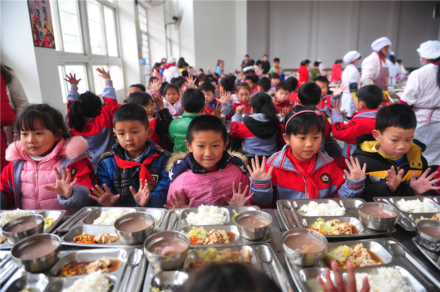 1,000 students in Central China share silent dinner together